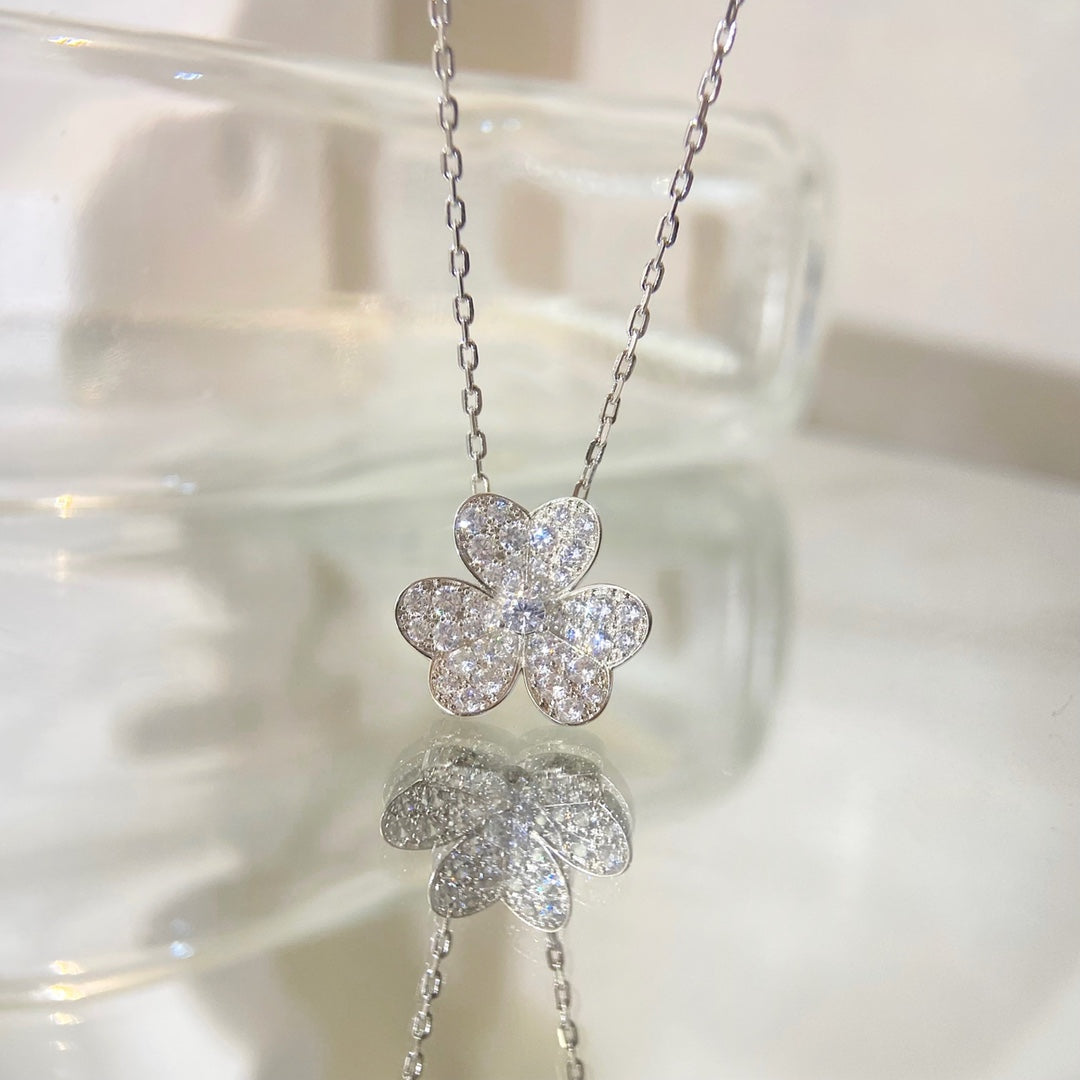 [Legend]PAVÉ DIAMOND FLOWER CHARM NECKLACE