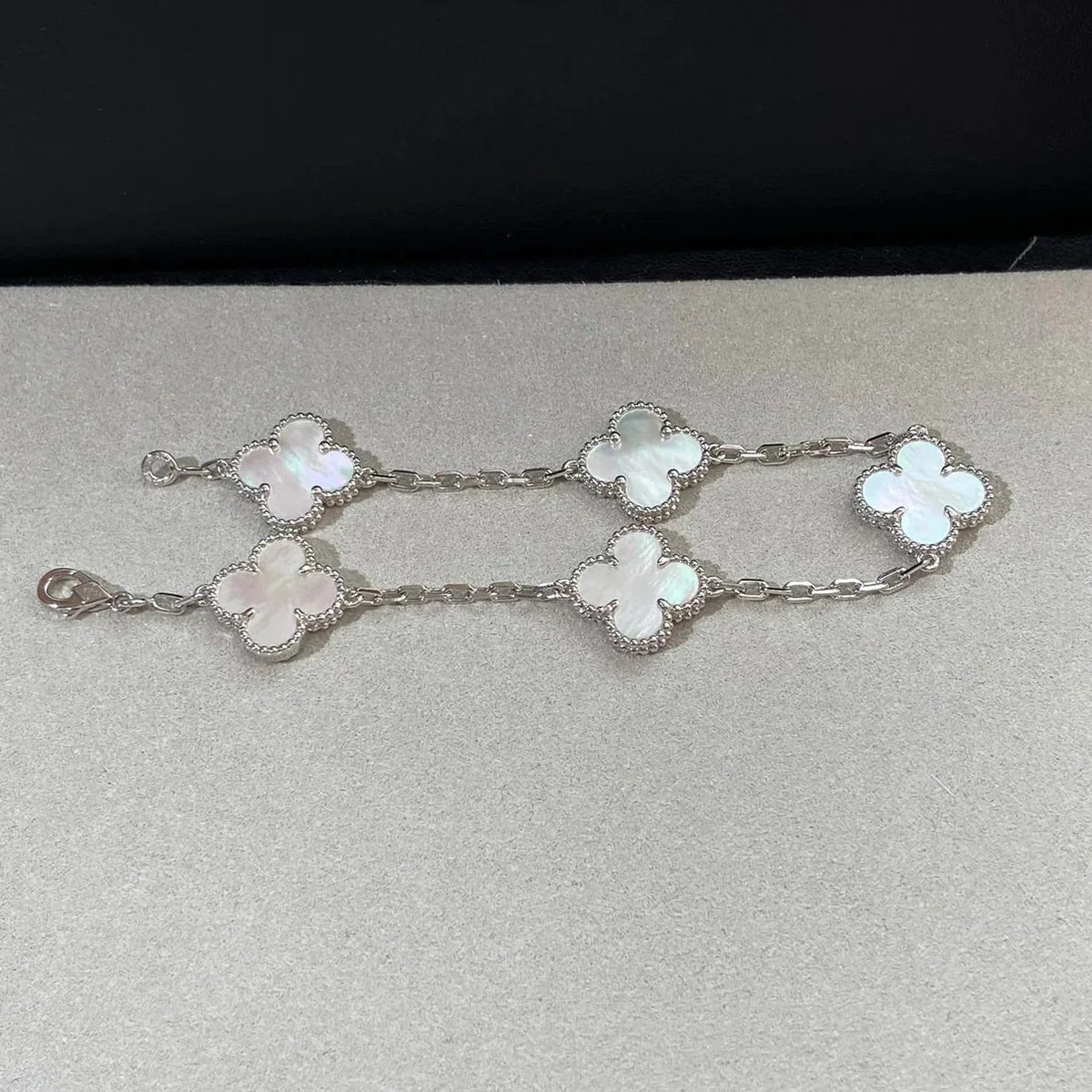 [Legend]LUCKY CLOVER 5-MOTIF BRACELET - WHITE MOTHER-OF-PEARL COLLECTION