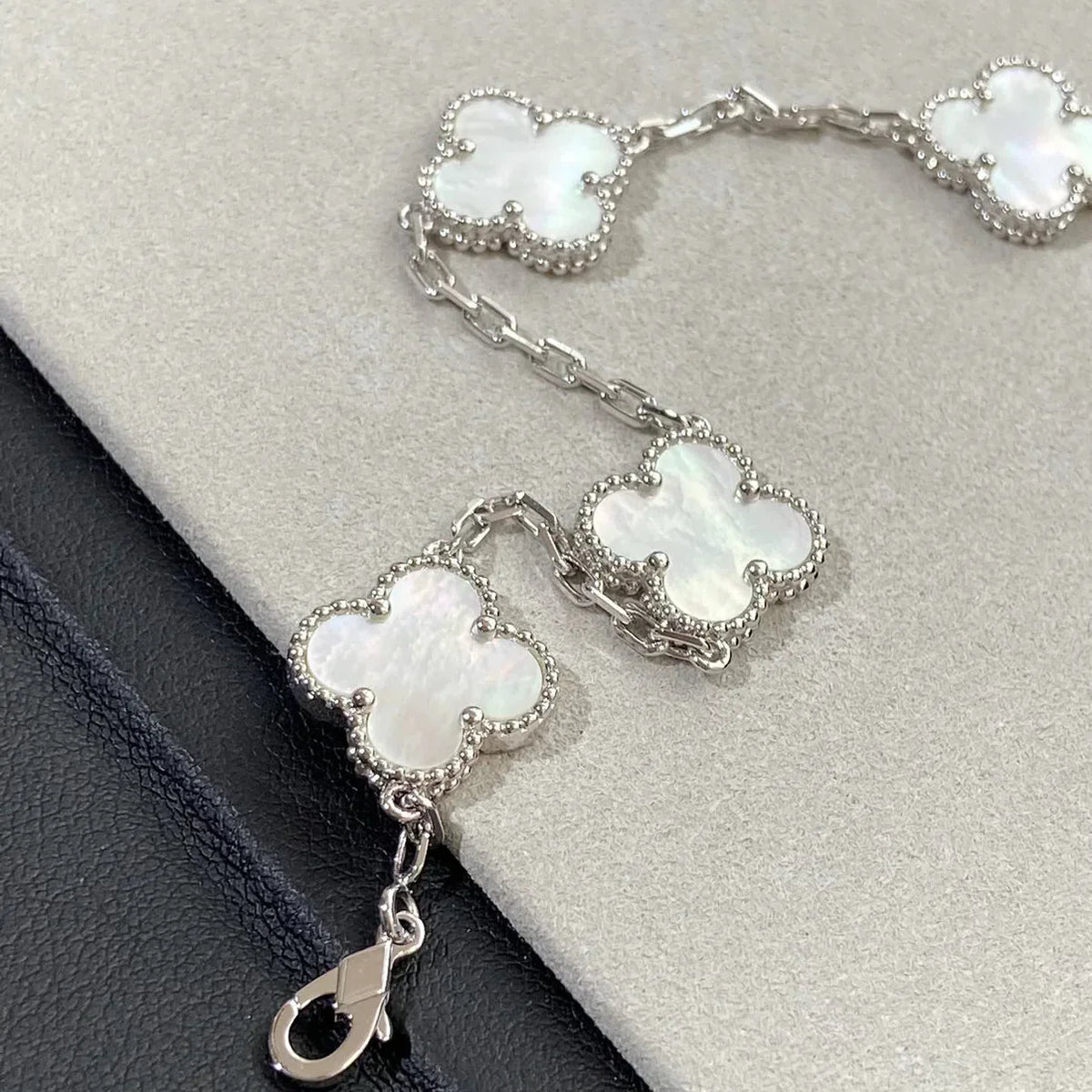 [Legend]LUCKY CLOVER 5-MOTIF BRACELET - WHITE MOTHER-OF-PEARL COLLECTION