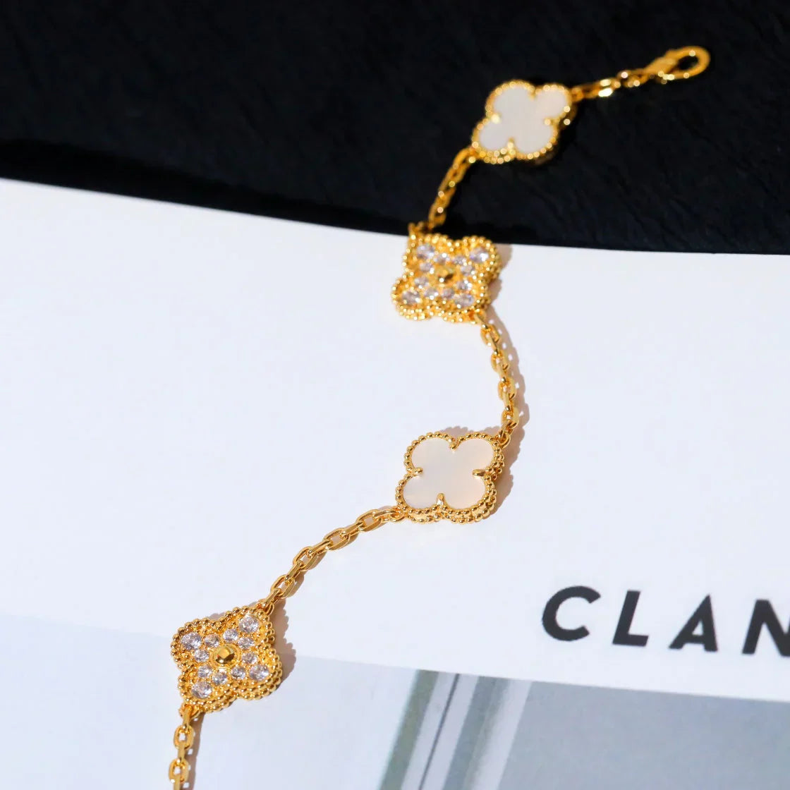 [Legend]LUCKY CLOVER 5-MOTIF BRACELET - WHITE MOTHER-OF-PEARL COLLECTION