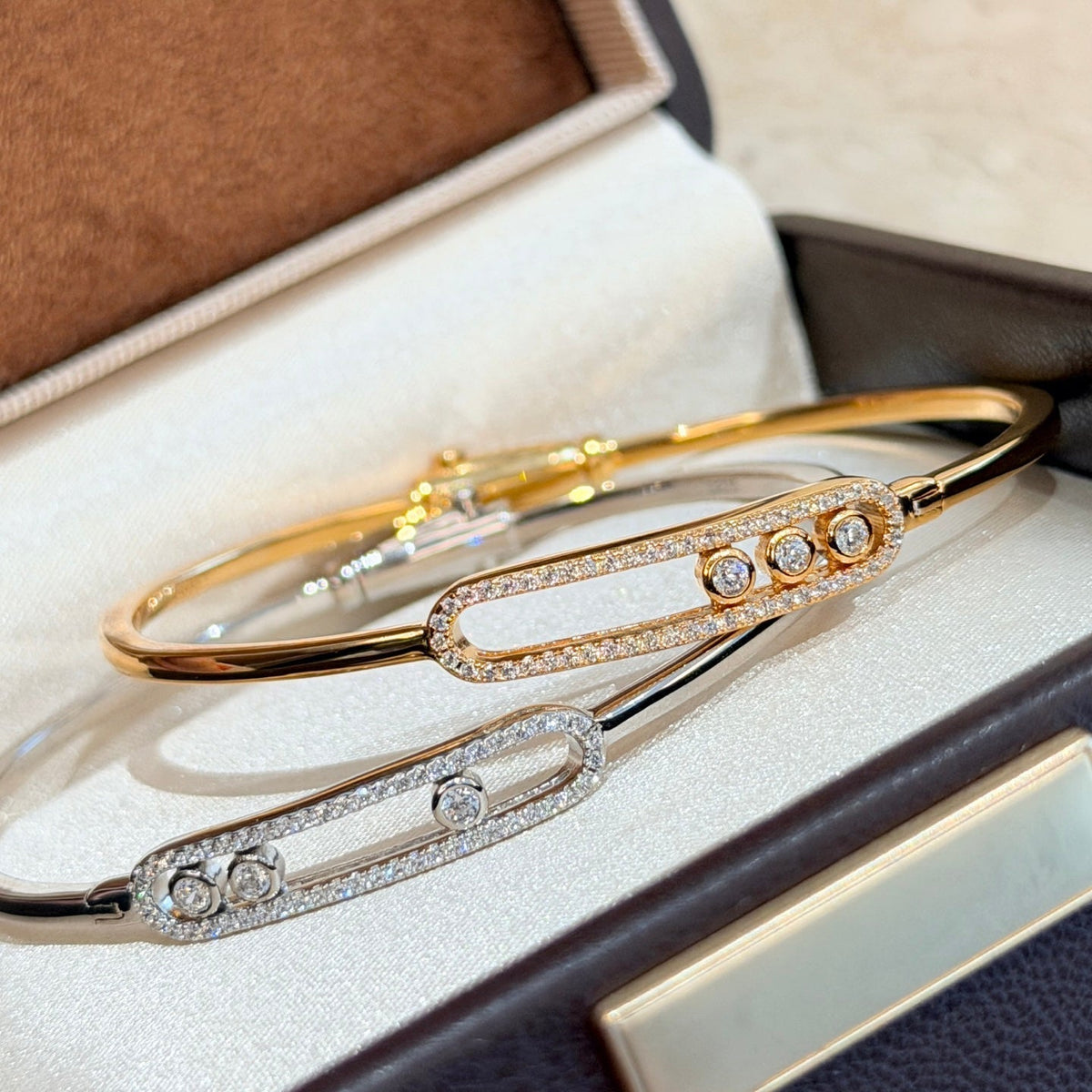 [Legend]MOVE PAVÉ DIAMOND BANGLE BRACELET M