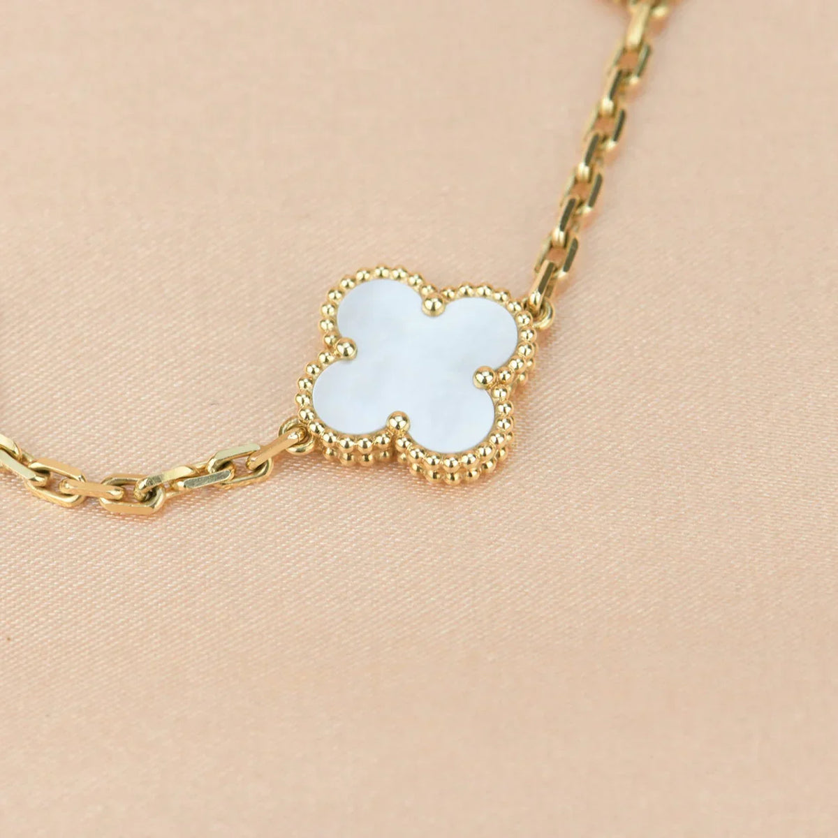 [Legend]LUCKY CLOVER 5-MOTIF BRACELET - WHITE MOTHER-OF-PEARL COLLECTION