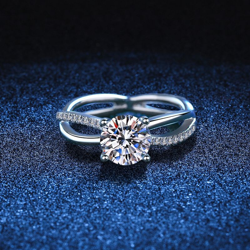 [Legend]ELEGANT 4-PRONG CROSSOVER MOISSANITE ENGAGEMENT RING
