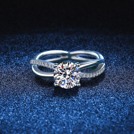 [Legend]ELEGANT 4-PRONG CROSSOVER MOISSANITE ENGAGEMENT RING
