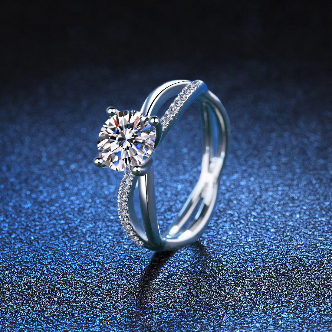 [Legend]ELEGANT 4-PRONG CROSSOVER MOISSANITE ENGAGEMENT RING