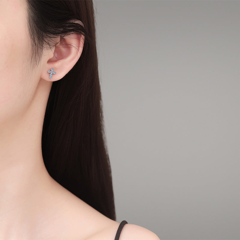 [Legend]SPARKLING CROSS MOISSANITE STUD EARRINGS