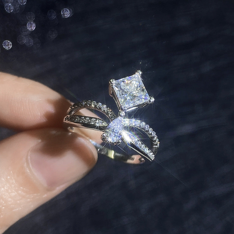[Legend]ELEGANT DOUBLE-TWISTED MOISSANITE RING