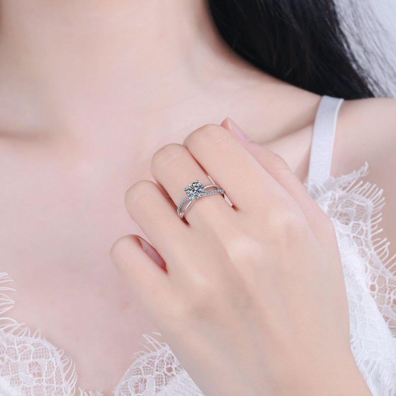 [Legend]ELEGANT 4-PRONG CROSSOVER MOISSANITE ENGAGEMENT RING