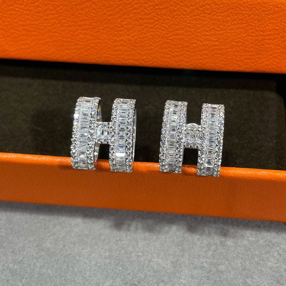 [Legend]H STUD EARRINGS WITH SILVER DIAMONDS