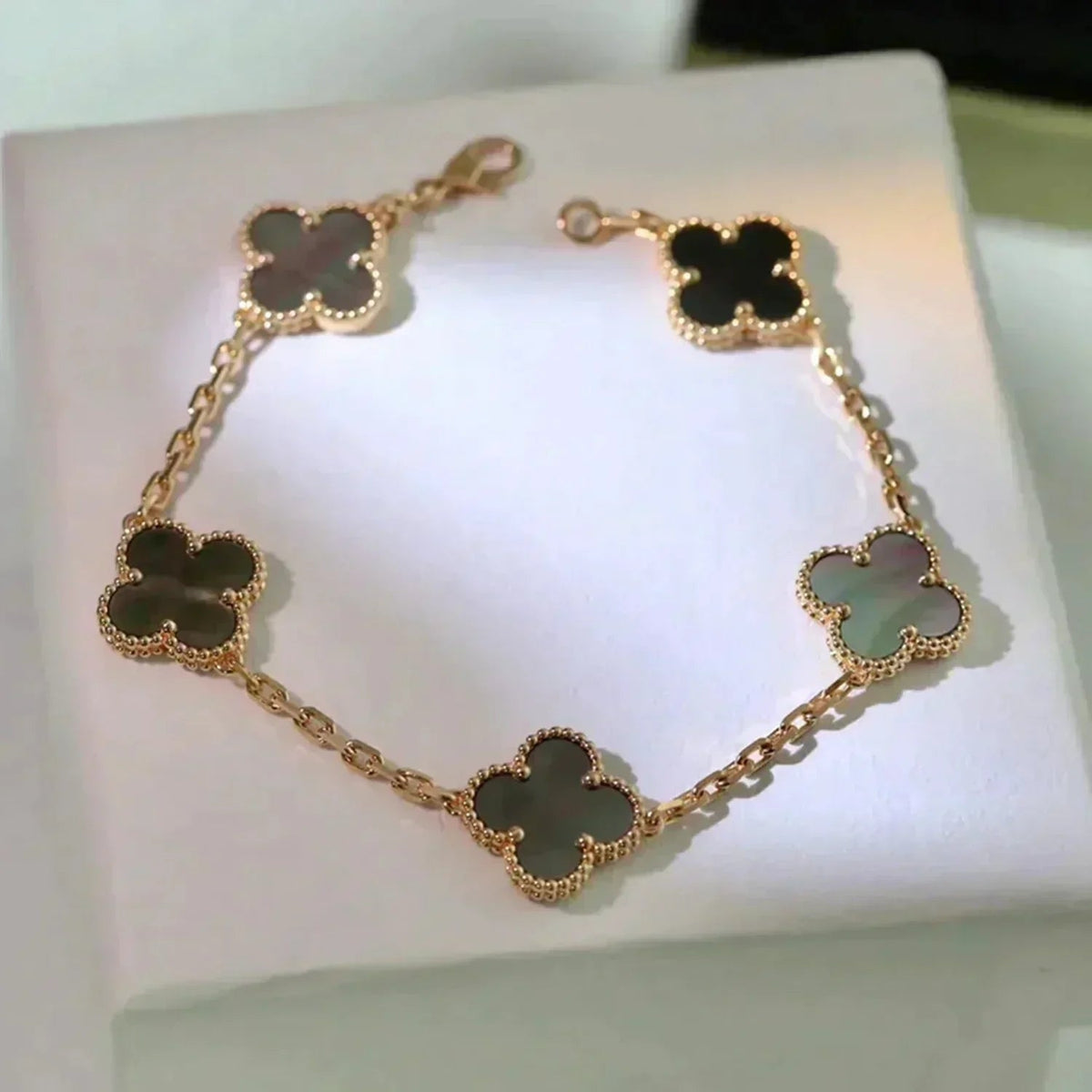 [Legend]LUCKY CLOVER 5-MOTIF BRACELET - GREY MOTHER-OF-PEARL COLLECTION