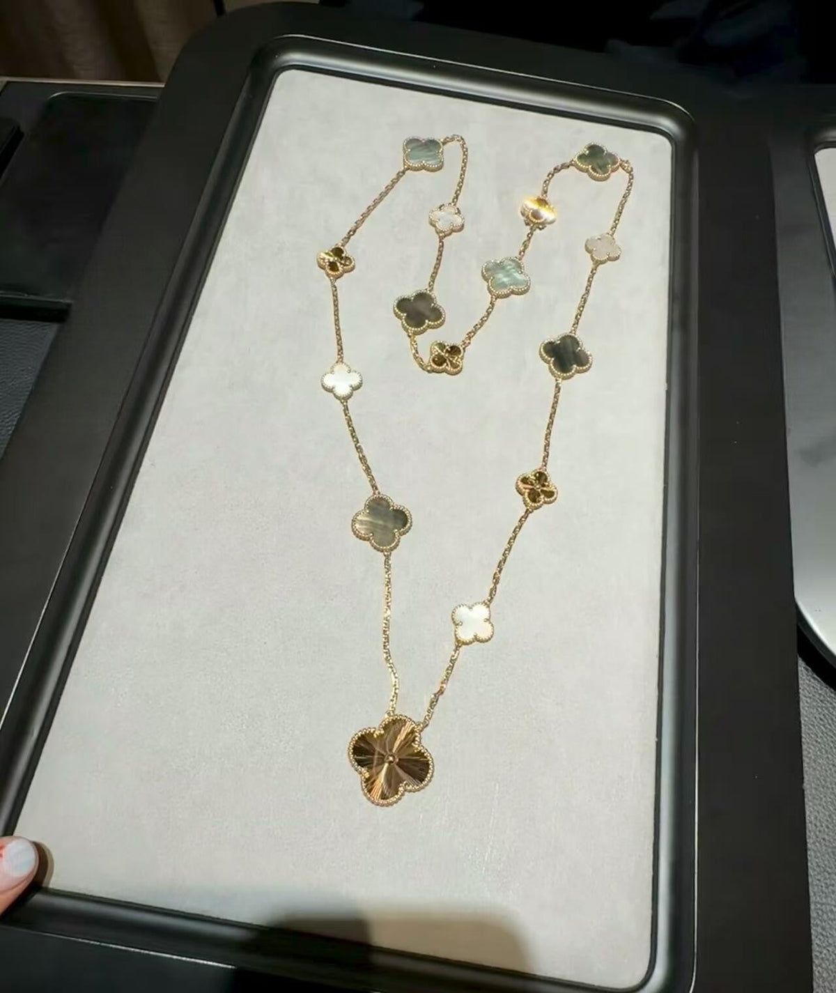[Legend]DETACHABLE 15-MOTIF CLOVER STATEMENT SET - GREY MOTHER-OF-PEARL & LASER
