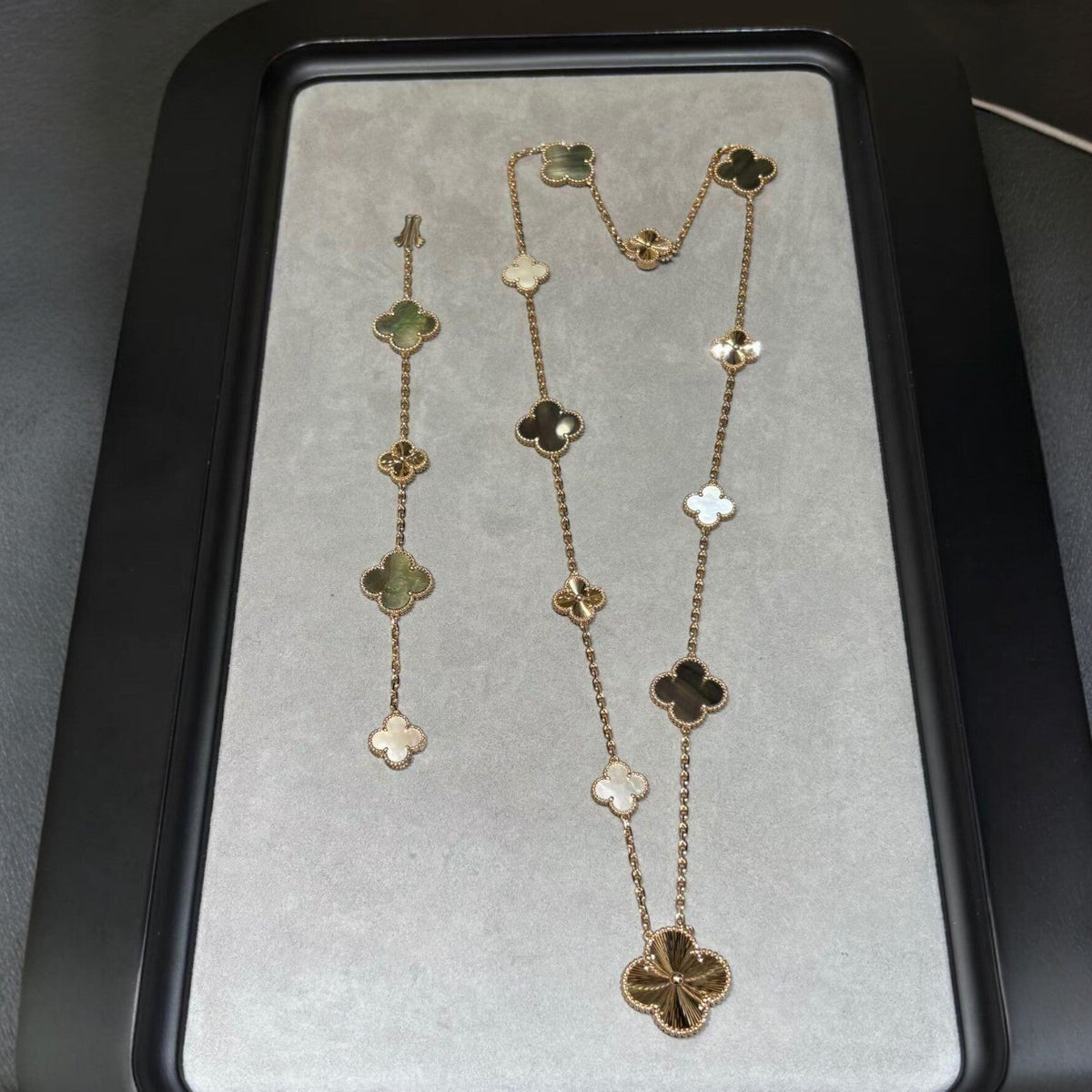 [Legend]DETACHABLE 15-MOTIF CLOVER STATEMENT SET - GREY MOTHER-OF-PEARL & LASER